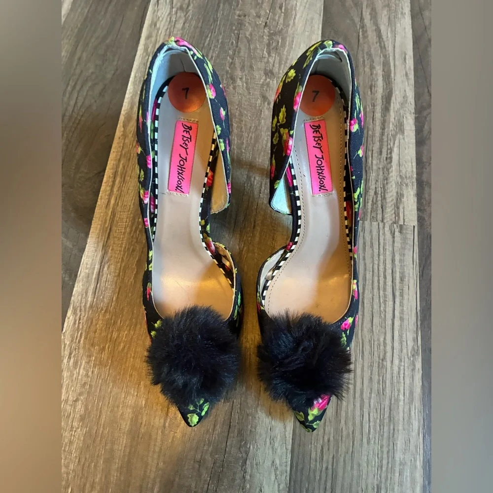 NWOT Betsey Johnson Harly Rose Motif Stilettos SZ 7